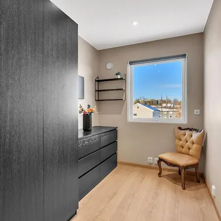 Upgraded 3 Bedroom Apartment, Close To Wc-25 Apartment