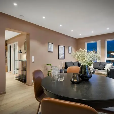 Upgraded 3 Bedroom Apartment, Close To Wc-25