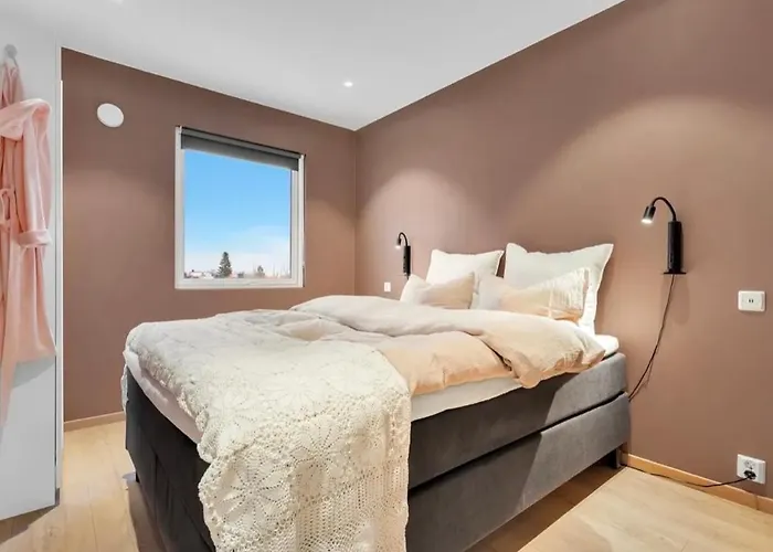 Upgraded 3 Bedroom Apartment, Close To Wc-25 Apartament *