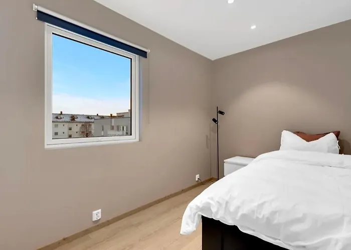 Upgraded 3 Bedroom Apartment, Close To Wc-25 Apartament