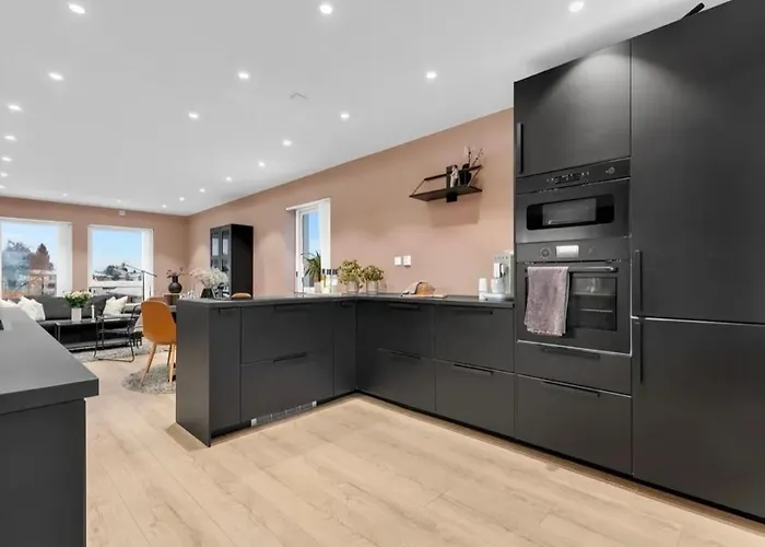 Upgraded 3 Bedroom Apartment, Close To Wc-25