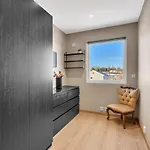Upgraded 3 Bedroom Apartment, Close To Wc-25 Daire