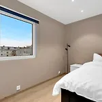 Upgraded 3 Bedroom Apartment, Close To Wc-25 Daire