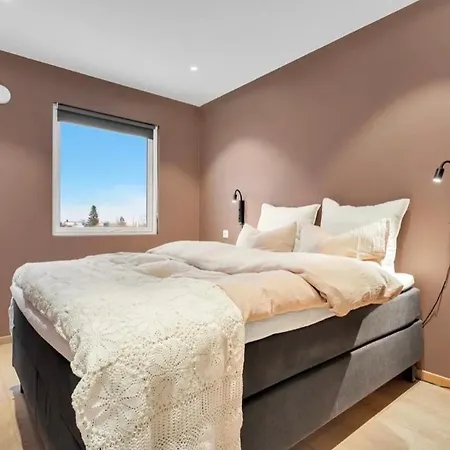 Upgraded 3 Bedroom Apartment, Close To Wc-25 Apartment *