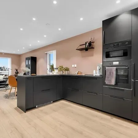 Upgraded 3 Bedroom Apartment, Close To Wc-25